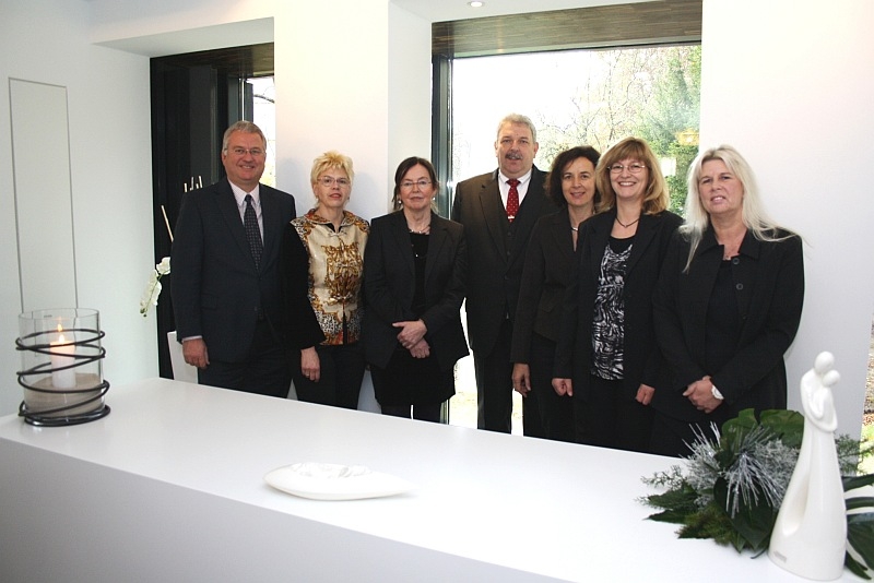 Bürgermeister Klaus-Werner Jablonski (links) gratulierte den Mitarbeiterinnen und dem Leiter des Standesamts zum neuen Trauzimmer.