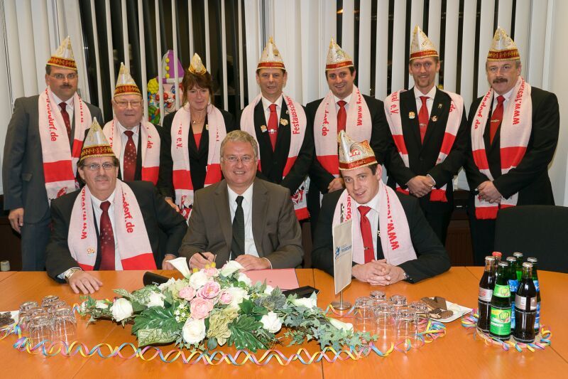 Bürgermeister Jablonski (vorne Mitte) Festausschuss und Dreigestirn im Rathaus.