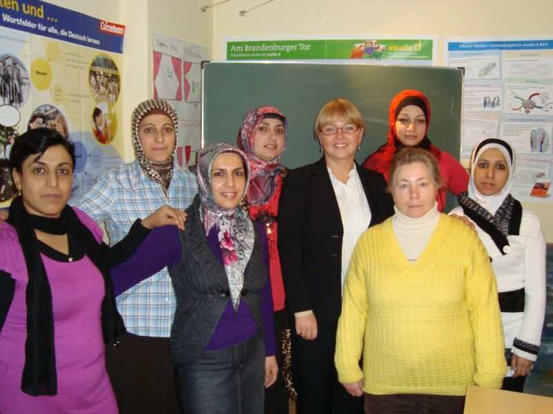 Zuzanna Schubert (Mitte mit Brille) unterrichtet erfolgreich Deutsch im Mehrgenerationenhaus.