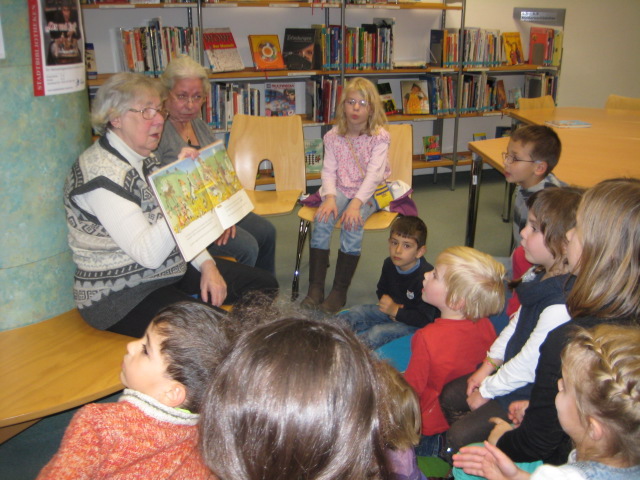 Eva-Maria Hyna und Ingeborg Haase lesen den Kindern in der Stadtbibliothek vor.