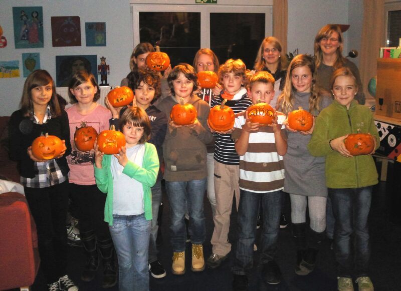 Stolz auf witzige Kürbisköpfe: Kinder im Stadtteilhaus Spich vor Halloween.
