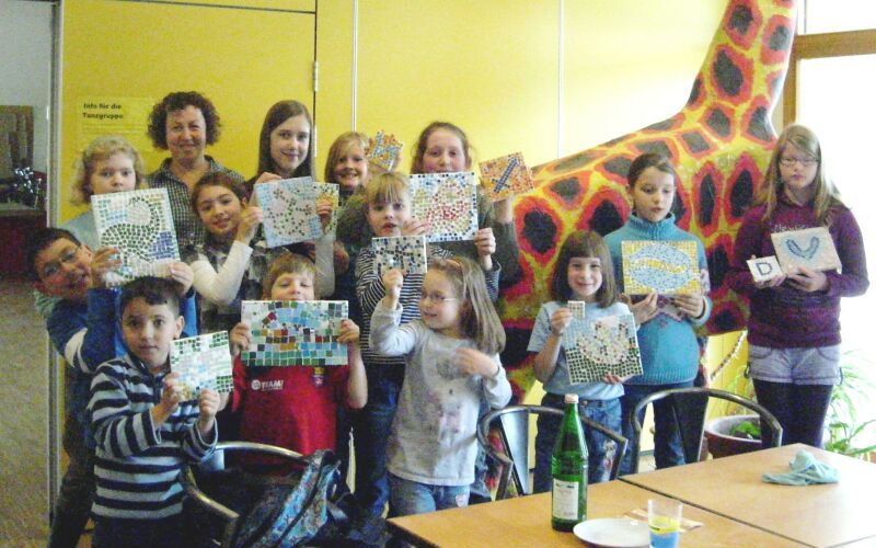 Stolz auf eigene Mosaike: Lyudmilla Shatalova (links hinten) mit kunstbegeisterten Kindern im Stadtteilhaus Friedrich-Wilhelms-Hütte.