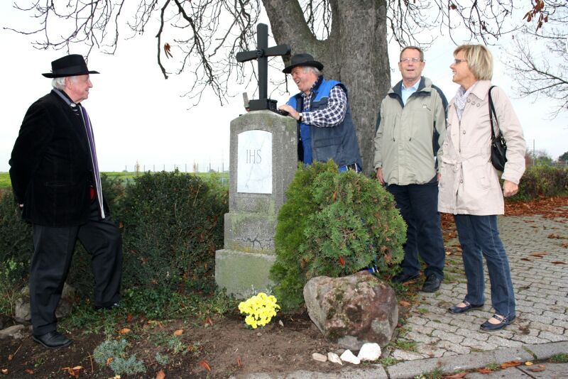 Freuen sich über das renovierte Wegekreuz in Kriegsdorf: v.l. Heimathistoriker Kurt P. Schneider, Schmiedemeister Hans Walter Brungs, Denkmalschützer Hermann Müller und Anne-Maria Knebel von der Stadt als Unterer Denkmalbehörde.