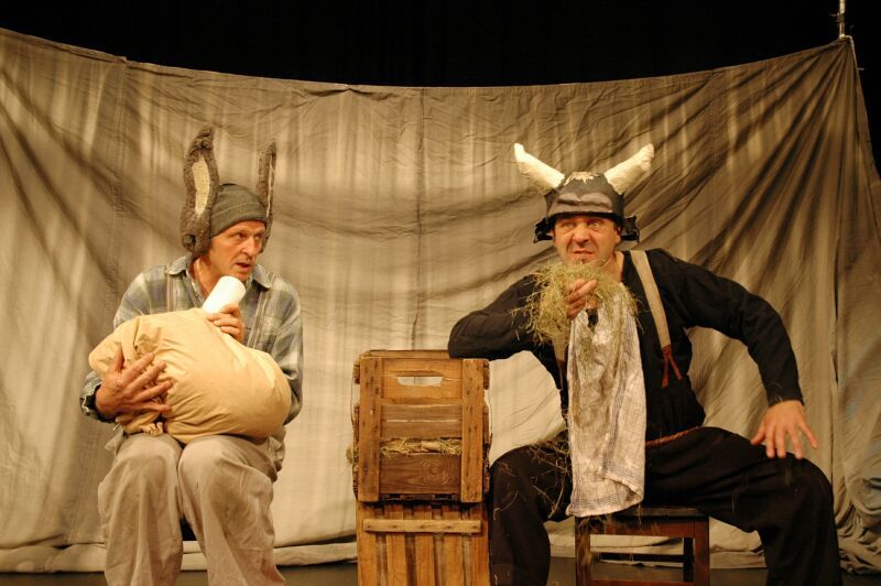 Ochse und Esel kümmern sich liebevoll um das Findelkind im Stall.