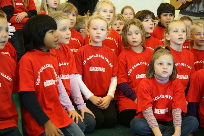 Vergnügt sangen die Kinder vom Schulchor der Grundschule Schlossstraße im Rathaus.