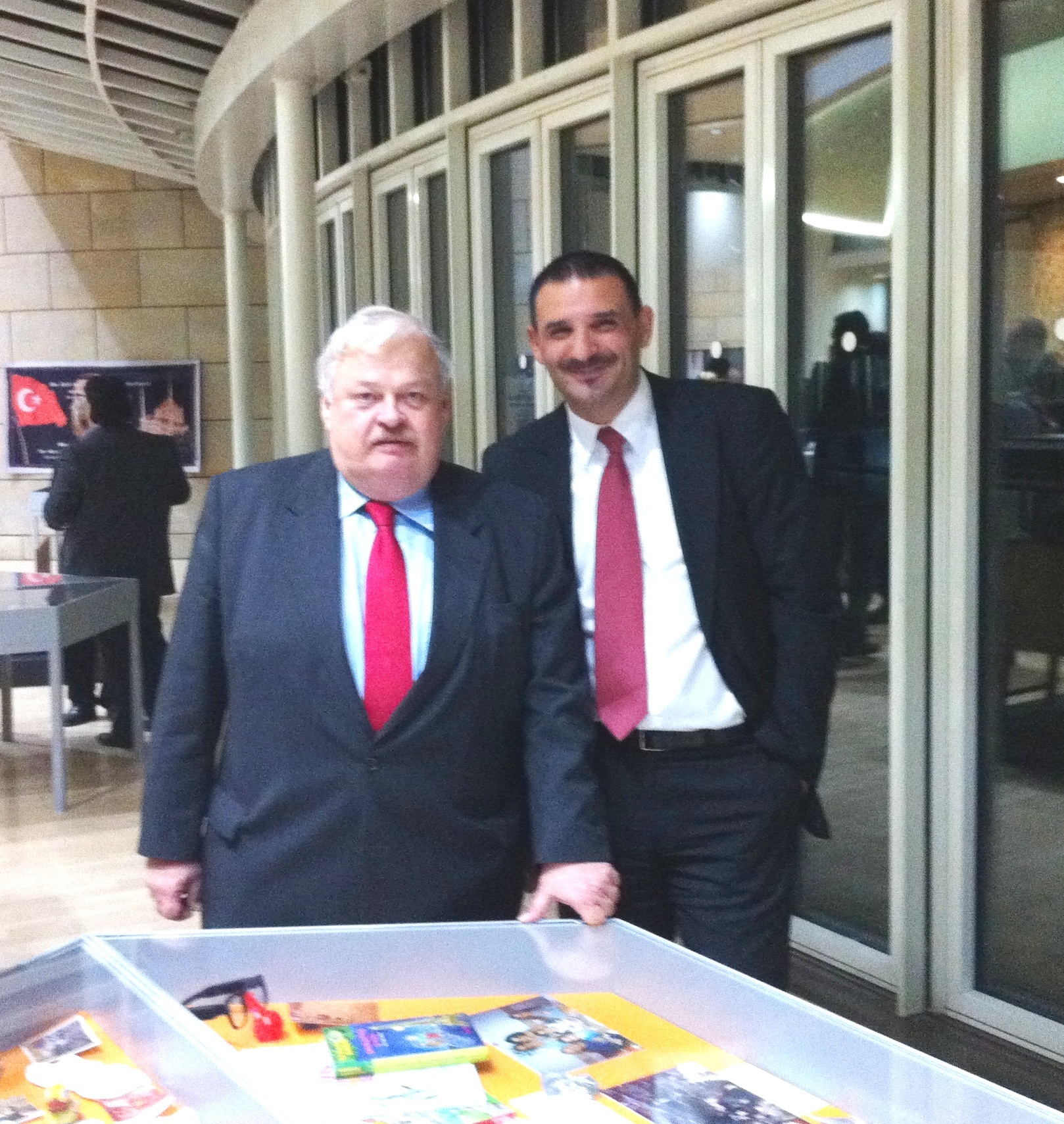 Diskutierten im Landtag: NRW-Arbeitsminister Guntram Schneider (links) und der Troisdorfer Erkan Zorlu.
