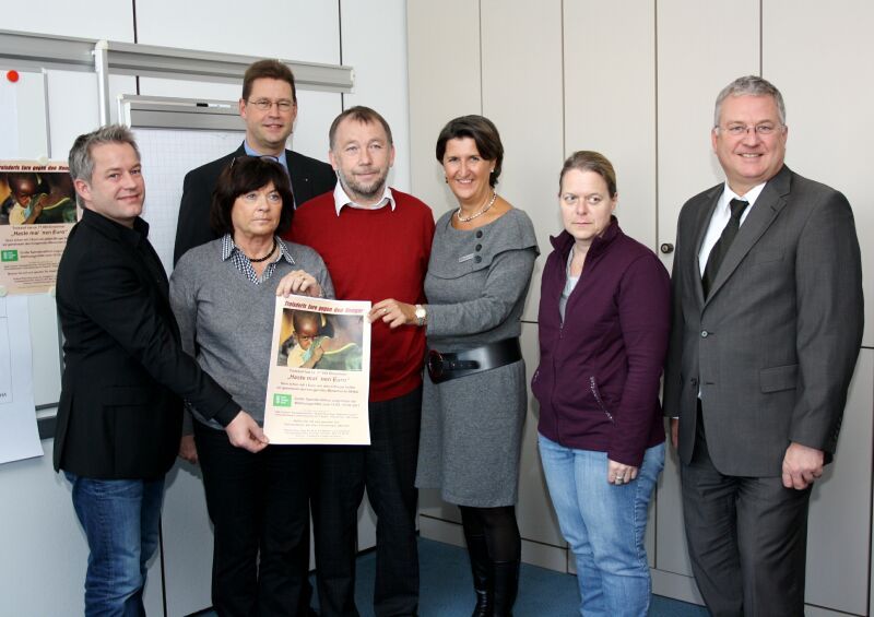 Mit Bürgermeister Jablonski (rechts) freute man sich über die hohe Spendensumme.