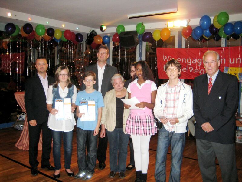 Junge Bücherwürmer des Sommerleseclubs nahmen Preise entgegen.