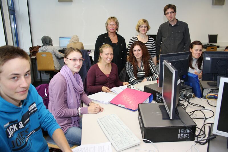 Mit Feuereifer übertrugen Schülerinnen und Schüler die Umfragedaten