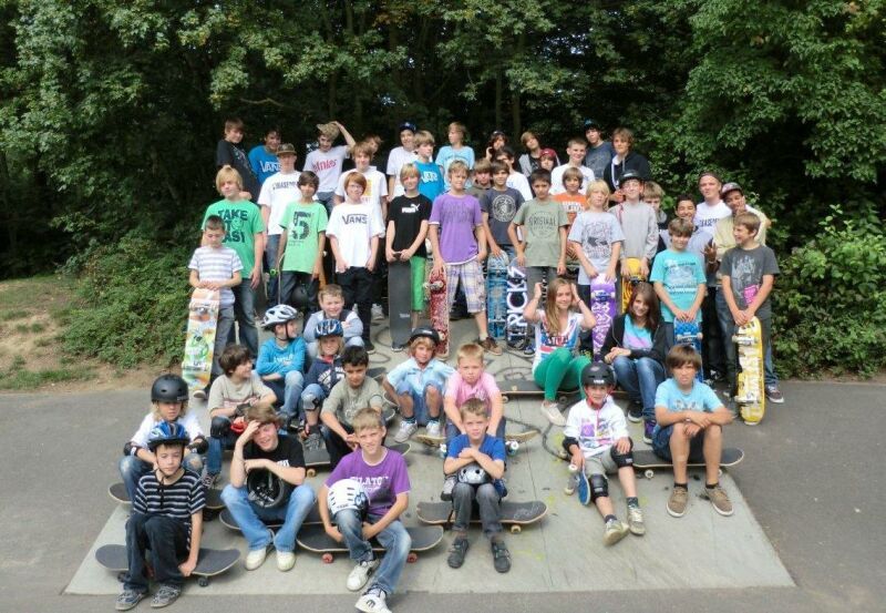 Begeisterte Skater: Die jungen Teilnehmerinnen und Teilnehmer im Skatepark am Rotter See.
