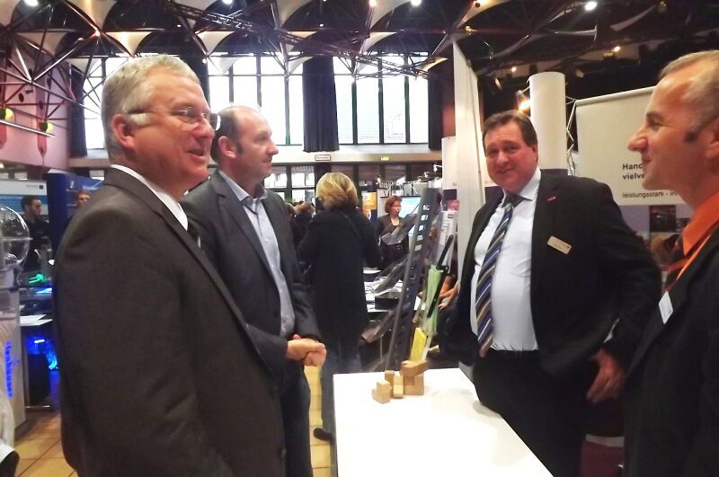 Bürgermeister Jablonski (links) eröffnete den Berufsinformationstag im Bürgerhaus.