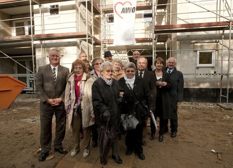 Bürgermeister Klaus-Werner Jablonski (links) freute sich über neuen Wohnraum für Troisdorfer Senioren, 2.v.r. Kornelia Schloms, Leiterin des Alfred-Delp-Altenzentrums