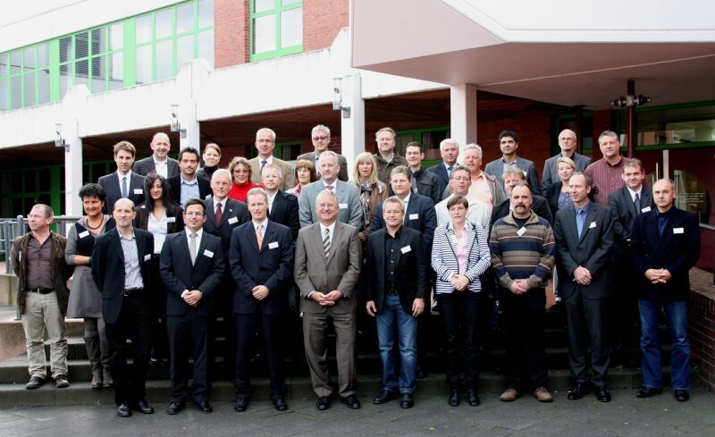 Aktiv Energie sparen: Bürgermeister Klaus-Werner Jablonski (Mitte) mit den Teilnehmern und Kooperationspartnern von ÖKOPROFIT Troisdorf 2011/2012