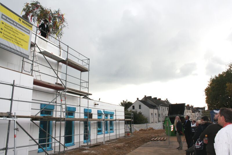 Die Sonne erschien zwischen den Wolken zum Richtfest.
