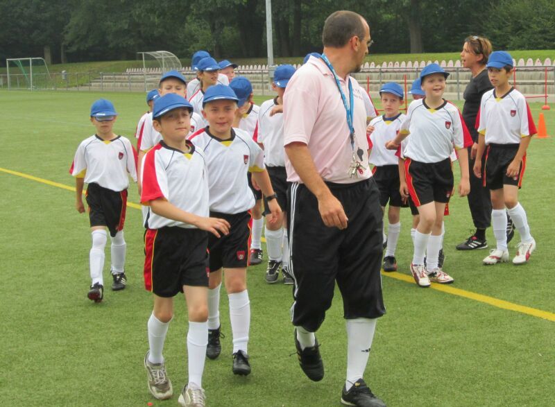 Mit Trikots und Sportkappen: Die Kinder beim diesjährigen Fußball-Camp des Jugendamts.