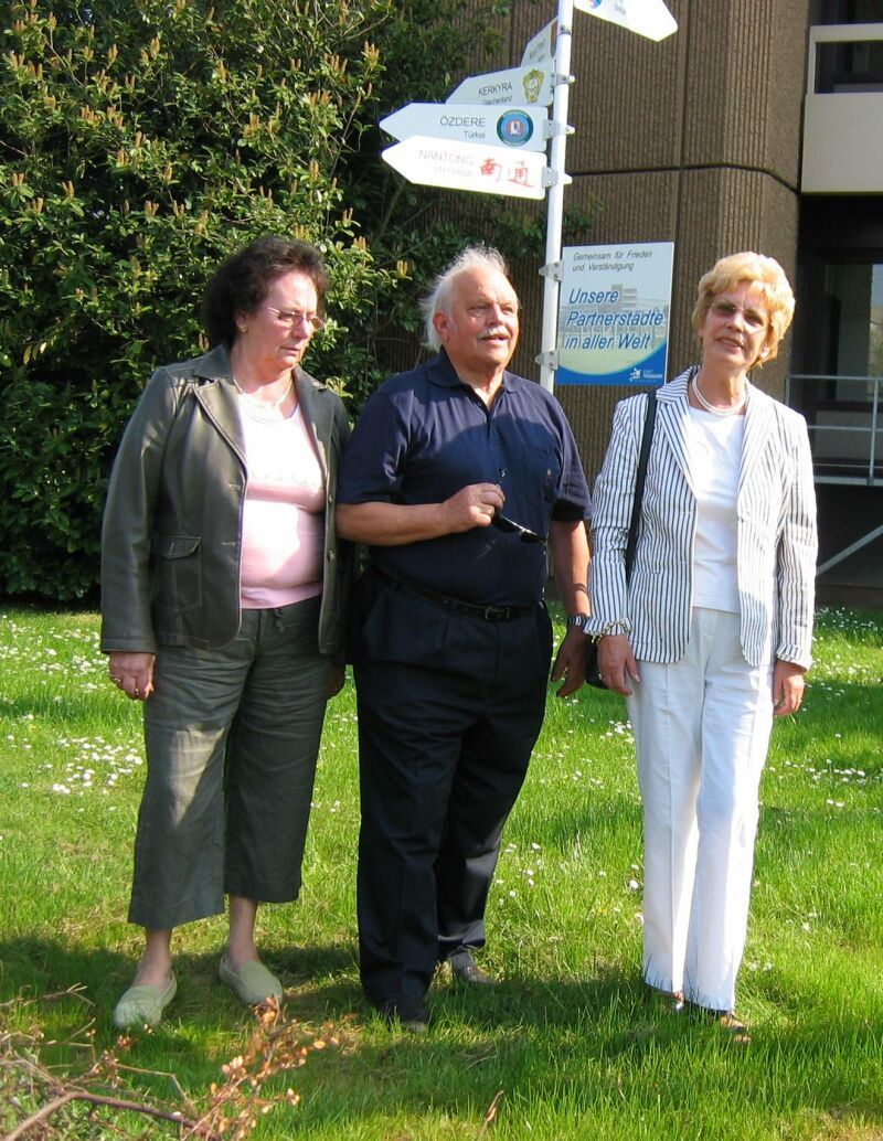 Karin Rößler (links) mit Ehemann Horst und Ingeborg Savels, Geschäftsführerin des Städtepartnerschaftsvereins.
