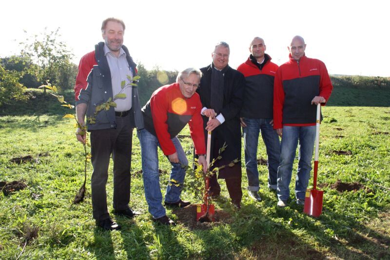 Freuen sich auf natürliches Wachstum: Mitarbeiter von toom und REWE, Mitte Bürgermeister Klaus-Werner Jablonski.
