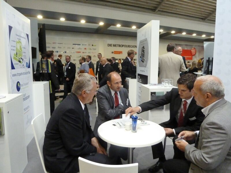 Bürgermeister Klaus-Werner Jablonski (links) und Trowista-Geschäftsführer Jürgen Sturm im Gespräch mit Interessenten für Gewerbeflächen