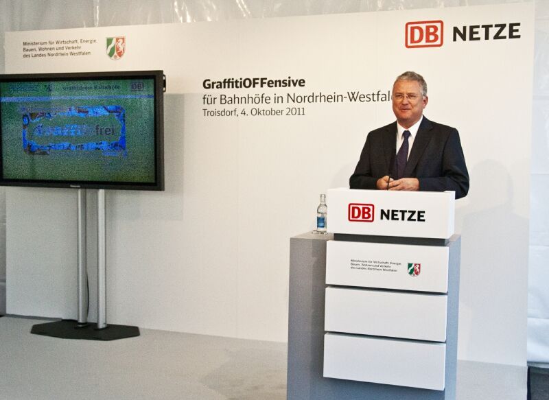 Bürgermeister Jablonski freut sich über die GraffitiOFFensive am Bahnhof.