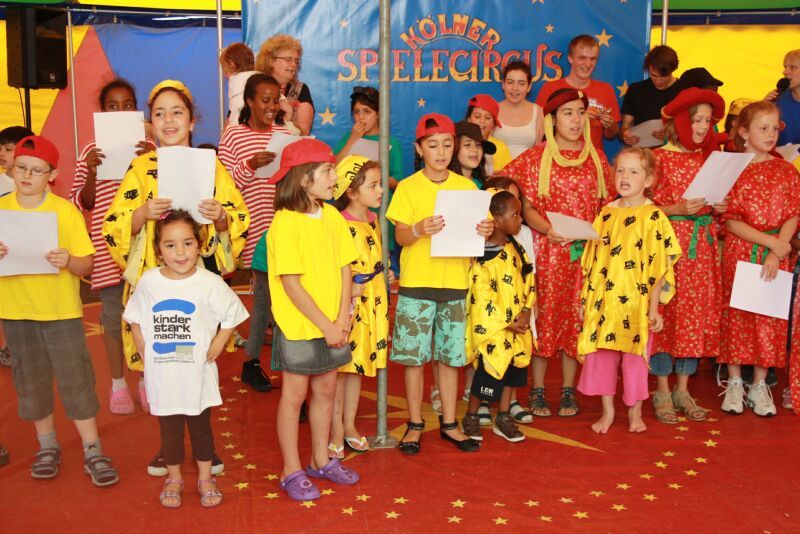 Nach der Zirkusvorstellung Am Ufer: Ein Lied der Kinder zum Abschied