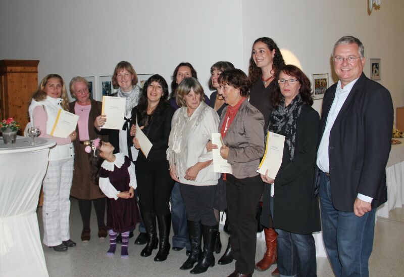 Tagesmütter mit Zertifikat: Bürgermeister Klaus-Werner Jablonski gratulierte den neuen Tagespflegepersonen und ihren Ausbilderinnen zum Erfolg.