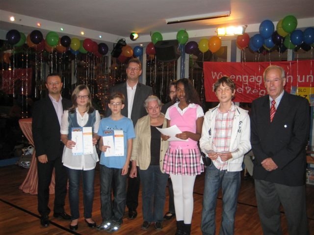 Bezirksdirektor Roger Lehmann (l.) und Regionaldirektor Ralf Klösges (m.) von der Kreissparkasse Köln und Vize-Bürgermeister Manfred Catrin (r.) mit Ingeborg Haase, Vorsitzende des Fördervereins der Bibliothek Forum