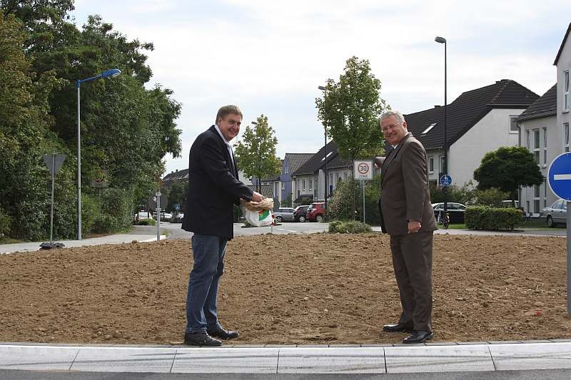 Bürgermeister Jablonski und Beigeordneter Hans-Christian Lehmann (l.) bei der Rasenaussaat an Troisdorf's zwölftem Groß-Kreisel an der Uckendorfer Straße/Ecke Evry-Straße