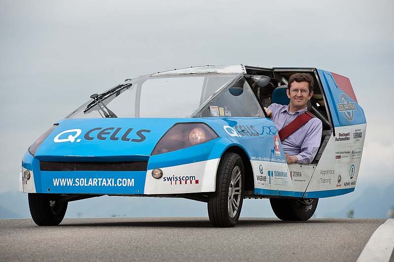 Ein Herr mit Brille im Elektromobil