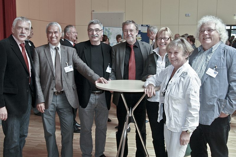 Der Beirat der Troisdorfer Fortbildungs-Gemeinschaft (con links) Peter Simon, Leiter der Asselbachschule (Grundschule) Günter Schmidt, Leiter des Georg-Kerschensteiner Berufskollegs Troisdorf-Sieglar, Joachim Thomas, Leiter der Gesamtschule Europaschule Am Bergeracker, Karl-Heinz Theus, Leiter Schulverwaltungs- und Sportamt Stadt Troisdorf, Veronika Herchenbach-Herweg, Leiterin der Grundschule Eschmar, Annemarie Möller, Leiterin der Förderschule Lernen Im Laach, Jürgen Busch, Leiter der Grundschule Kettelerstr. Troisdorf-Sieglar.