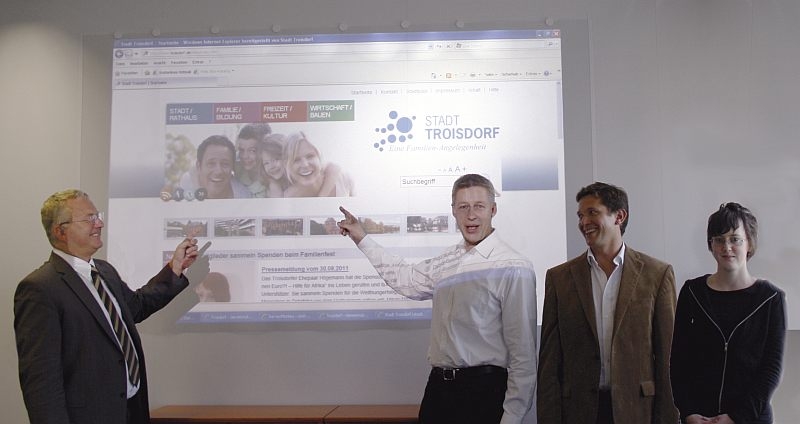 Stolz auf den neuen städtischen Internetauftritt (von links): Bürgermeister Jablonski, Elmar Bregenhorn, Marc Eickelmann und Angela Gerok