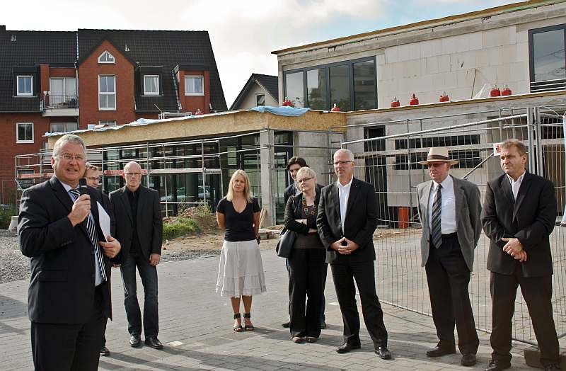 Bürgermeister Jablonski präsentiert den Neubau
