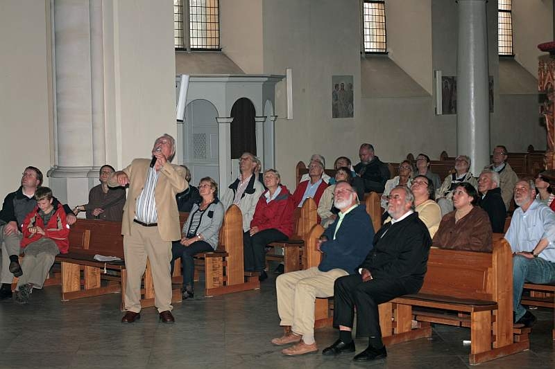 Heribert Müller erklärt die verschiedenen Baustile der katholischen Pfarrkirche (Bild: T. Ley)