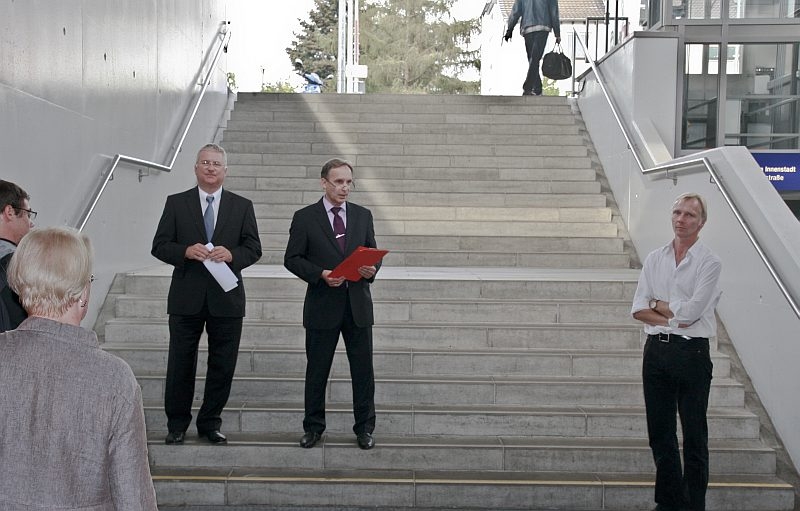 Bürgermeister Klaus-Werner Jablonski, Bernhard Christ von der Deutschen Bahn und der Düsseldorfer Künstler Thomas Kohl bei der Übergabe der Kunstwerke an die Öffentlichkeit
