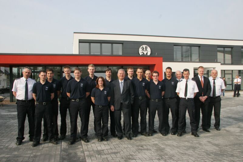 Bürgermeister Klaus-Werner Jablonski gratulierte den neuen Troisdorfer Wehrleuten.