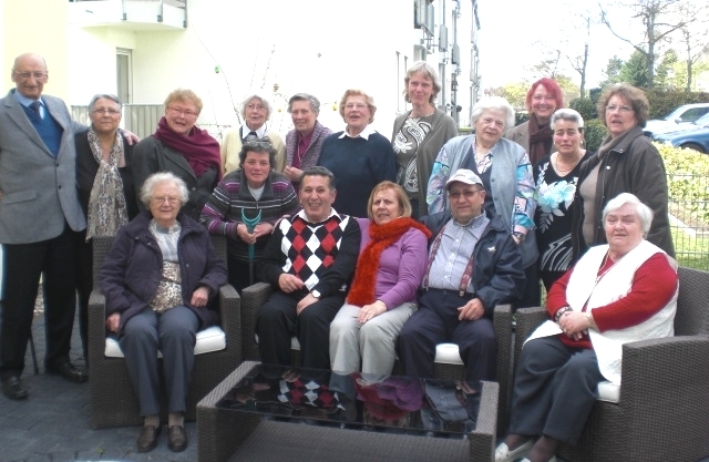Vorfreude auf das Buch „Buntes Leben“: Mitglieder der Senioren-Schreibwerkstatt und die Zeitzeugen.