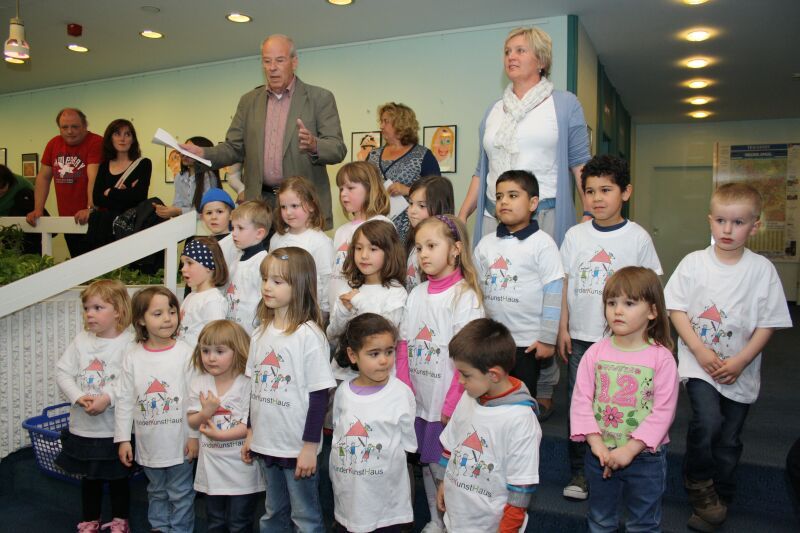 Ein Lied zur Eröffnung: Vize-Bürgermeister Manfred Catrin und Kita-Leiterin Eike Schulz sangen mit den Kindern zur Eröffnung der Ausstellung im Rathaus.