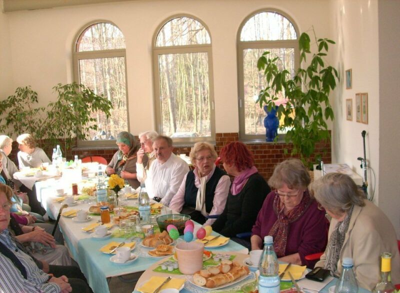 Viel Spaß im Familienzentrum: Seniorinnen und Senioren aus dem Wohngebiet Altenforst trafen sich zu Kaffee und Kuchen.