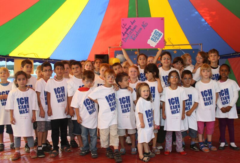 Troidorfer Kinder machten Programm mit dem Kölner Spielezirkus.