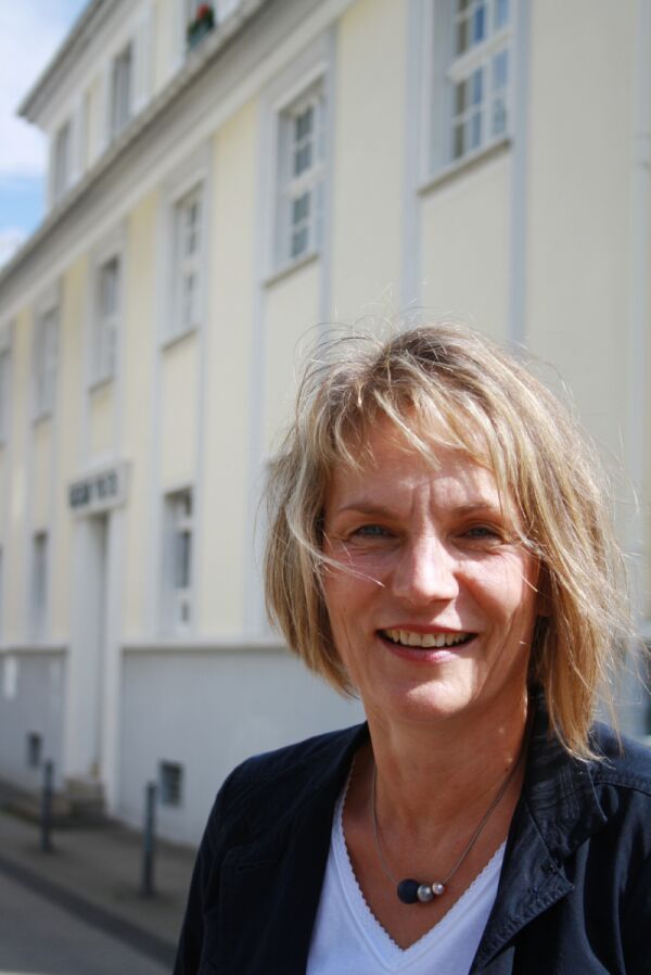 Demenz-Expertin Jutta Spoddig vor dem Gustav-Tietze-Haus, dem Sitz des SPZ Troisdorf.