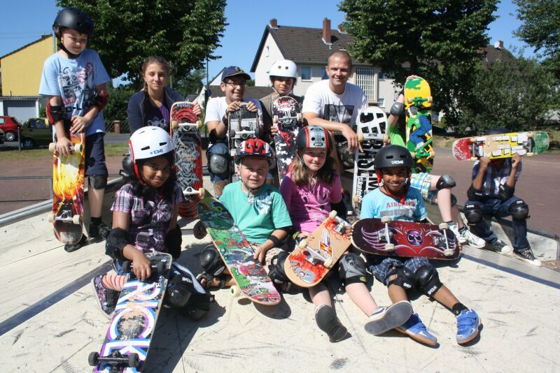 Tobias Hunger mit den jungen Skaterinnen und Skatern im Stadtteilpark Friedrich-Wilhelms-Hütte an der Lahnstraße.