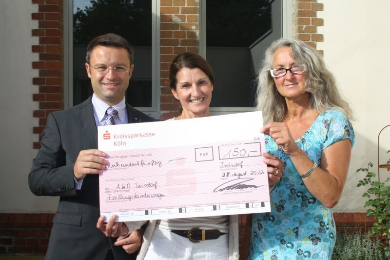 Freude über Spende für eine Familie: v.l. Bezirksdirektor Roger Lehmann, AWO-Mitarbeiterin Petra Pohl und Kita-Leiterin Brigitte Wiese im Innenhof der Kita Am Wasserwerk.