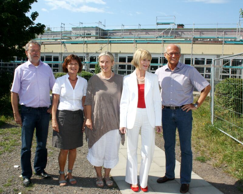 Schuldezernent Heinz Eschbach (rechts) berichtet über die Veränderungen an Troisdorfer Schulen.