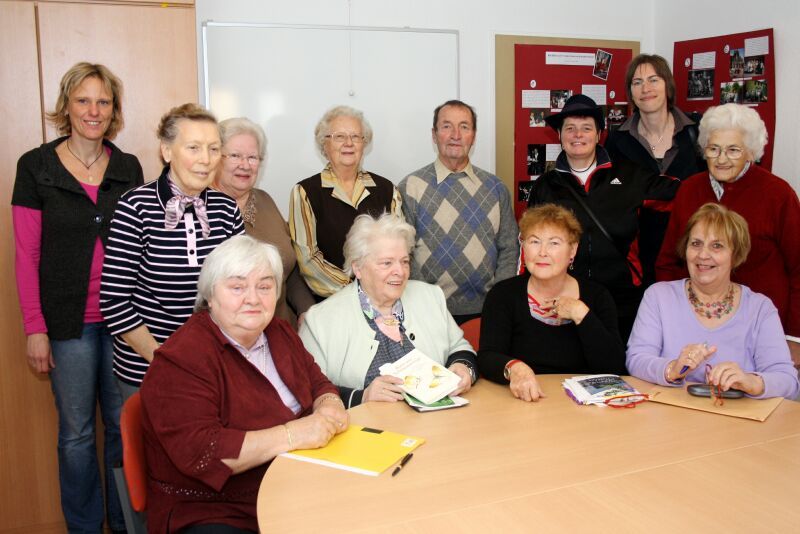 Die Mitglieder der Senioren-Schreibwerkstatt freuen sich über die Hilfe der Stiftung Altenhilfe.