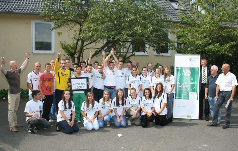 Schuldezernent Heinz Eschbach (rechts) gratulierte den Troisdorfer Kickern zum Sieg.