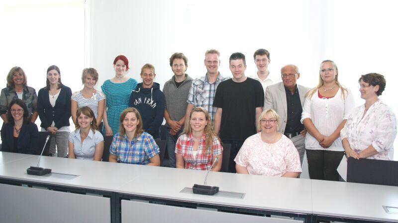 Erster Beigeordneter Heinz Eschbach (3.v.r.) begrüßt die neuen Auszubildenden im Troisdorfer Rathaus.