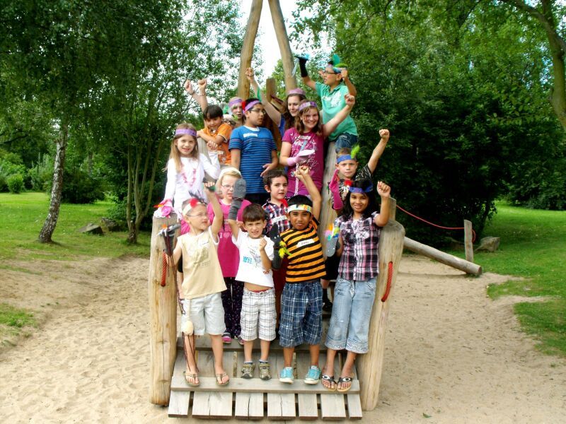 Troisdorfer Kinder eroberten als Indianer den Stadtteilpark.