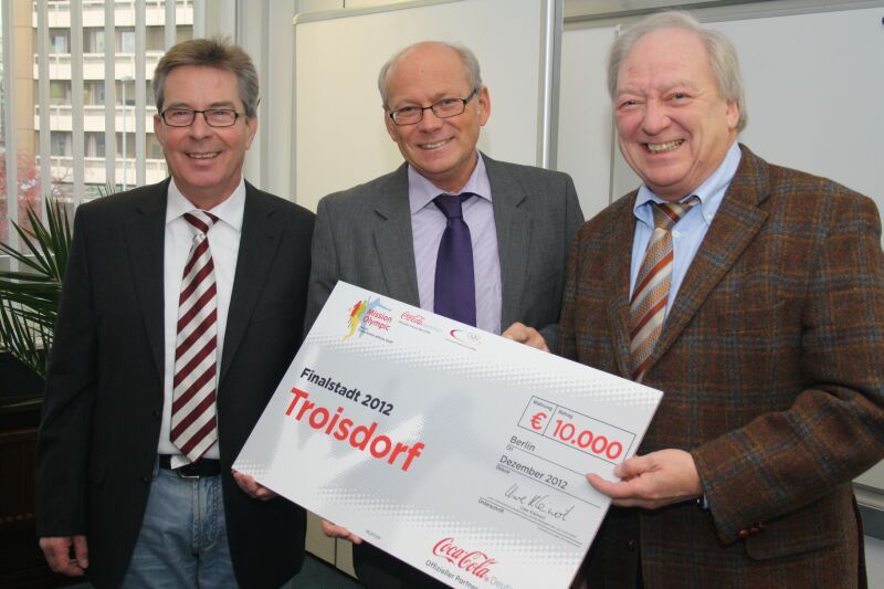 Scheck für den Troisdorfer Sport: v.l. Rolf Alfter vom Stadtsportverband, Sportdezernent Heinz Eschbach und Karl Müller von Coca-Cola Rheinland.
