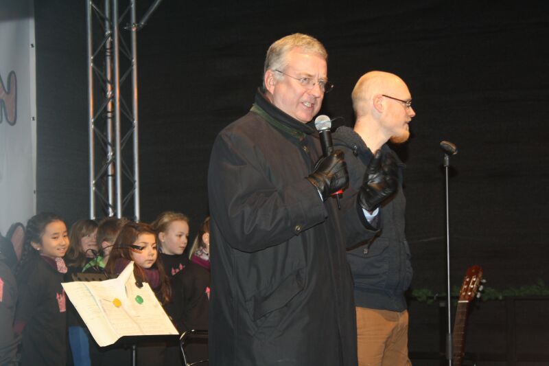 Bürgermeister Klaus-Werner Jablonski eröffnete den Weihnachtsmarkt auf Burg Wissem.