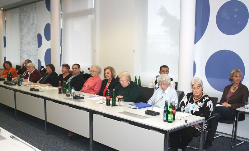 13 Autorinnen und Autoren lasen im Rathaus aus dem neuen Sammelband der Senioren-Schreibwerkstatt vor.