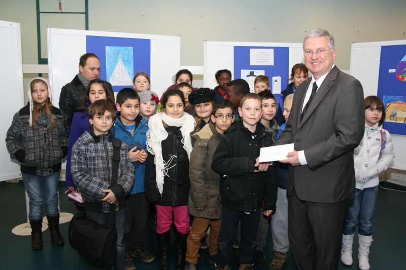 Troisdorfer Grundschüler malten für die Weihnachtskarte des Bürgermeisters.
